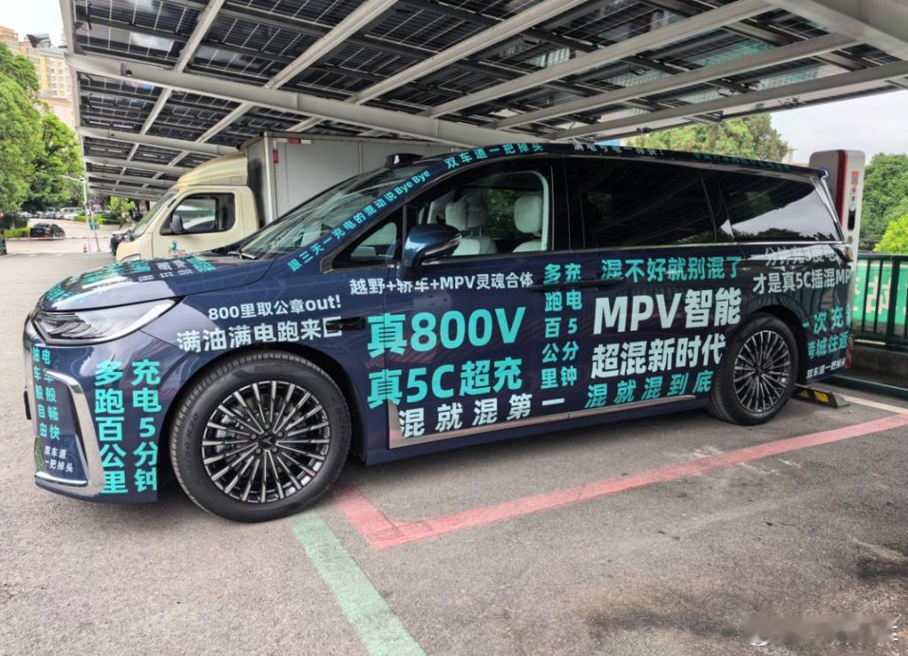 26款岚图梦想家三电全面升级，新车有望搭载62.5度大电池、800V高压系统，并