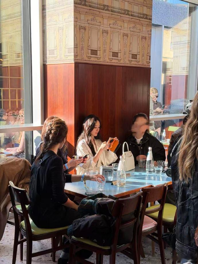 米兰偶遇杨幂秀后喝咖啡 米兰偶遇杨幂秀后喝咖啡，完全能一眼认出她吧！杨幂看秀后喝