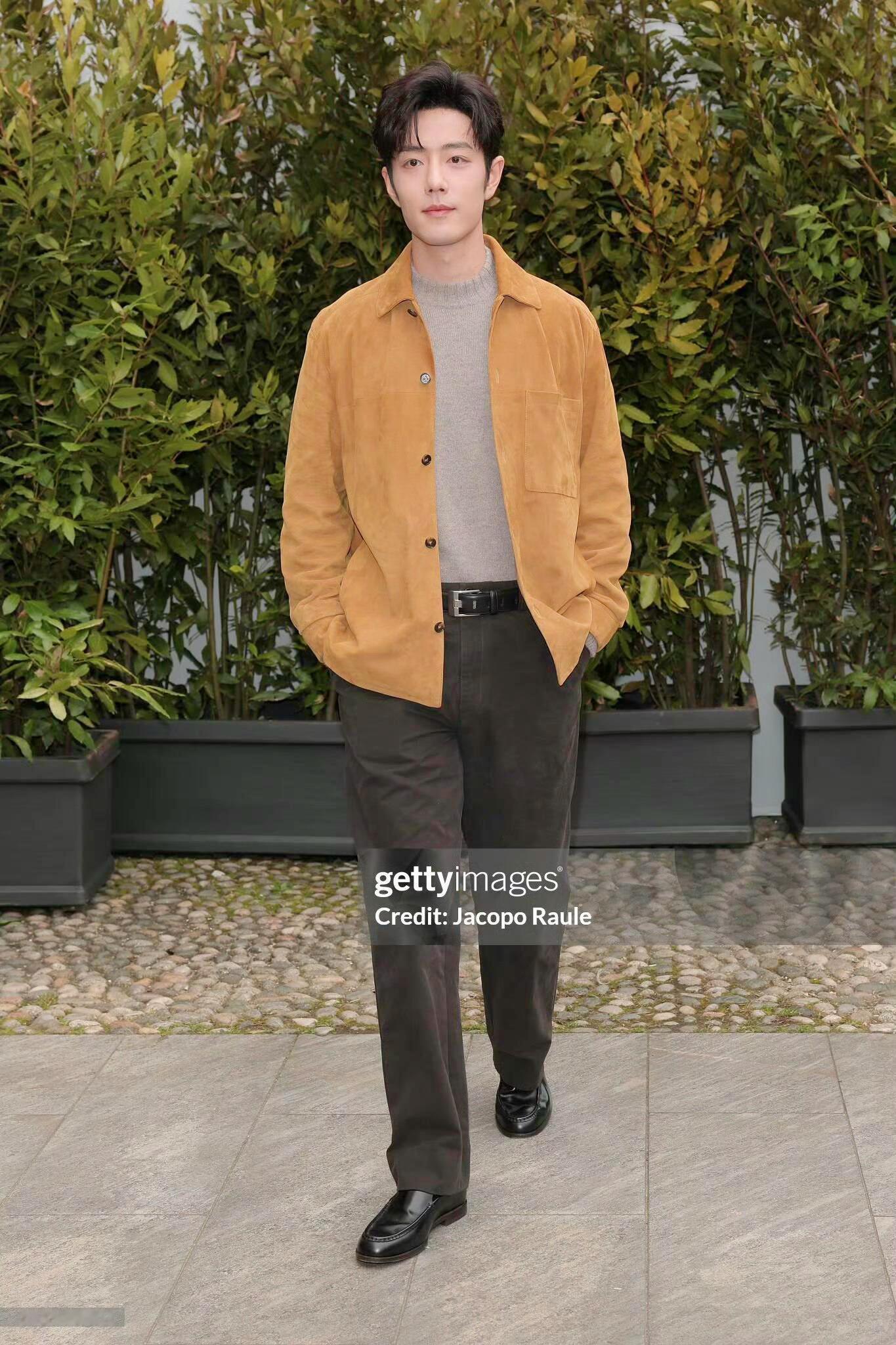 肖战G社看秀生图❗️状态好的过分了，怼脸拍美貌免检…… 