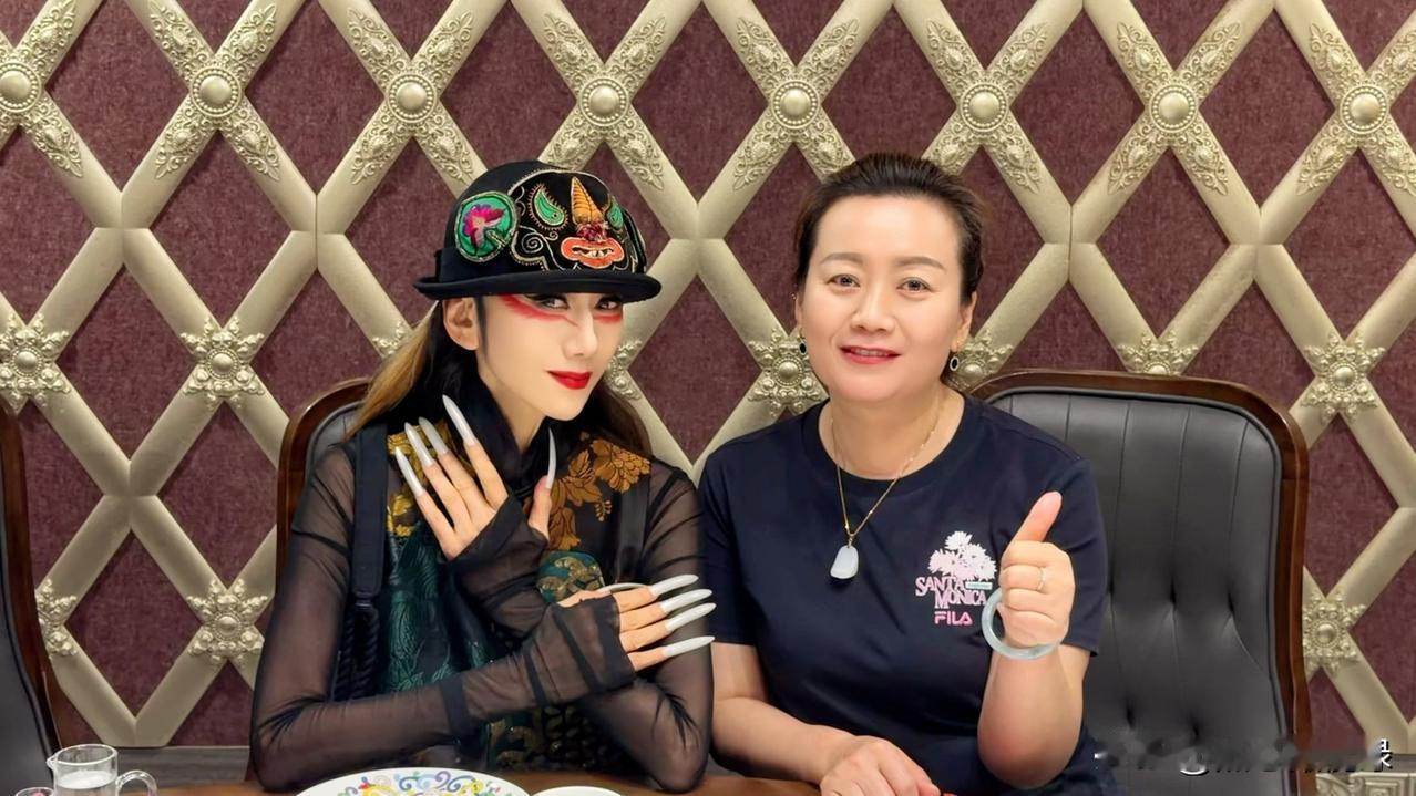 今天非常荣幸，迎来我们国家一级演员杨丽萍老师莅临本店，名家莅临，蓬荜生辉，对我们