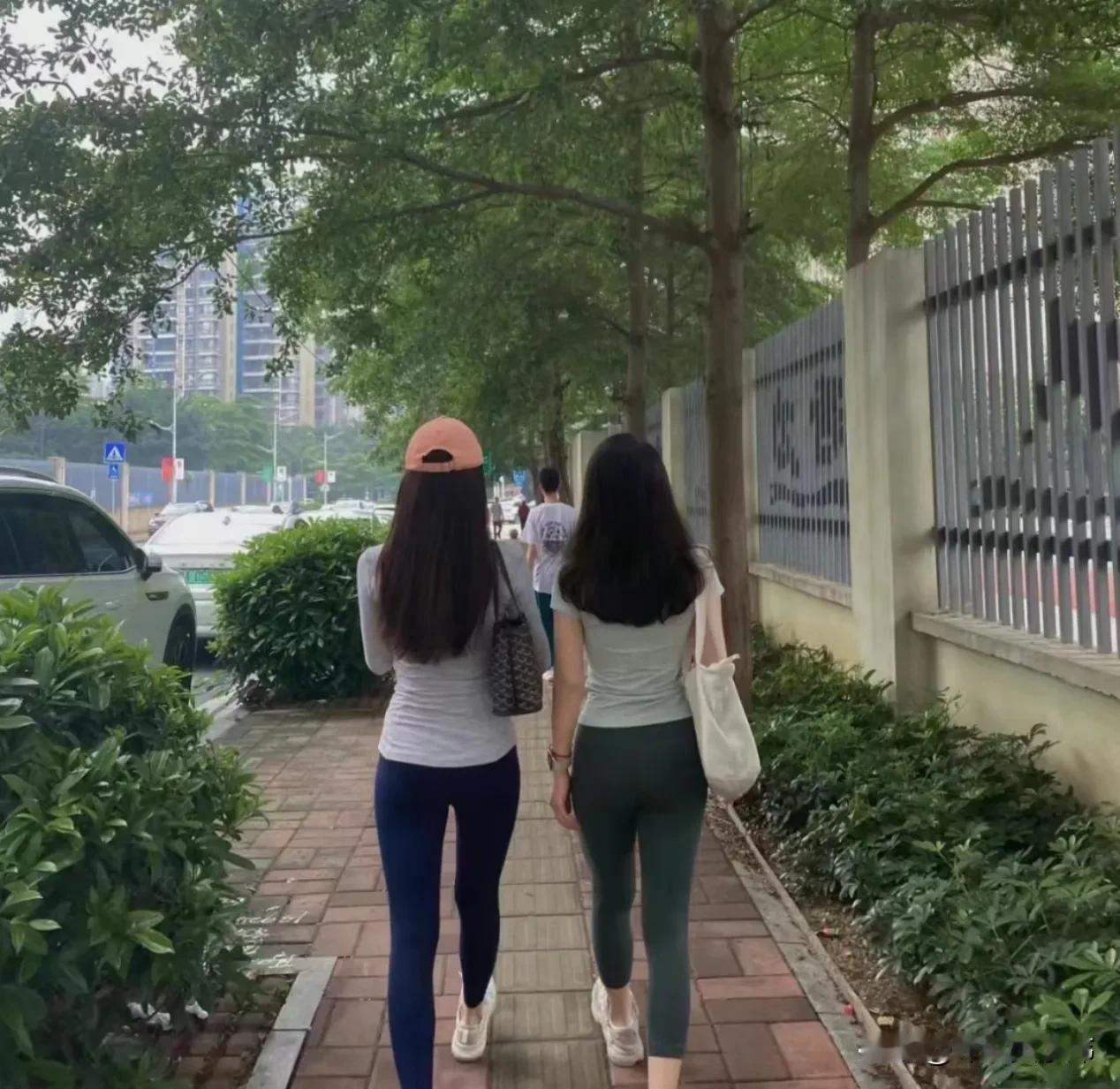 唯品会这个公司很奇葩。生活百货、家电数码，一般都不会想到唯品会，但最近不少年轻姑