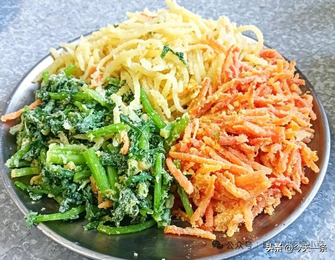 这样做出来的蒸菜，每根菜都裹着一层薄薄的玉米粉和白面，有轻微的软糯感。
胡萝卜清