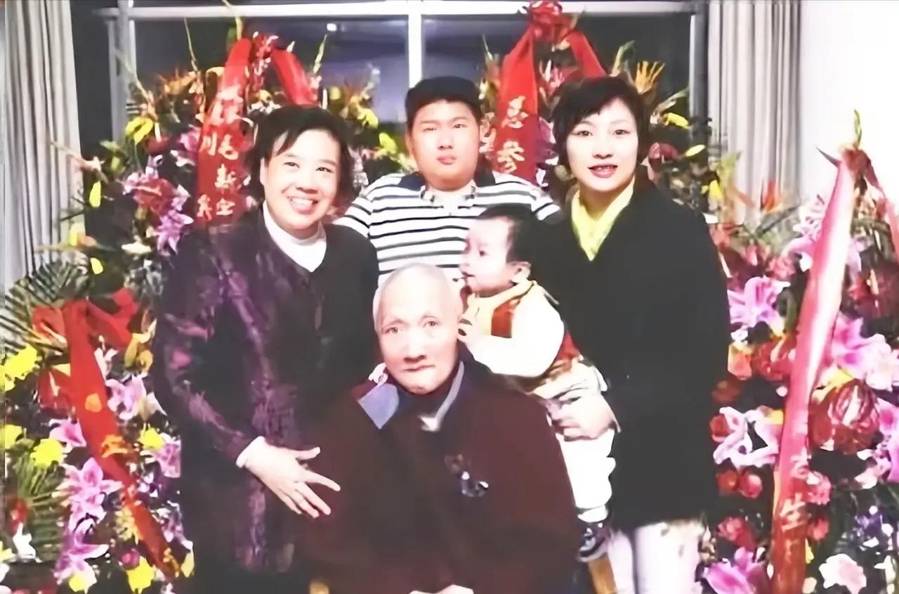 这是韶华和81岁的毛岸青，以及儿子儿媳孙子的温馨合影，都看看吧，时光荏苒，韶华依