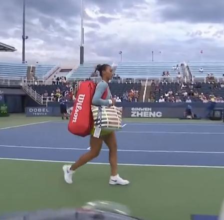 #郑钦文vs弗雷希# 刚上班没进入状态呢，文姐都已经第一盘6-1拿下了[允悲] 