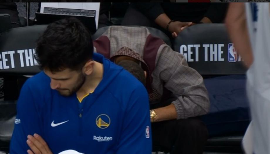 勇士穆迪重伤有多恐怖？膝盖被包满，库里低头不敢看，两队球员都在哭！
今天勇士穆迪