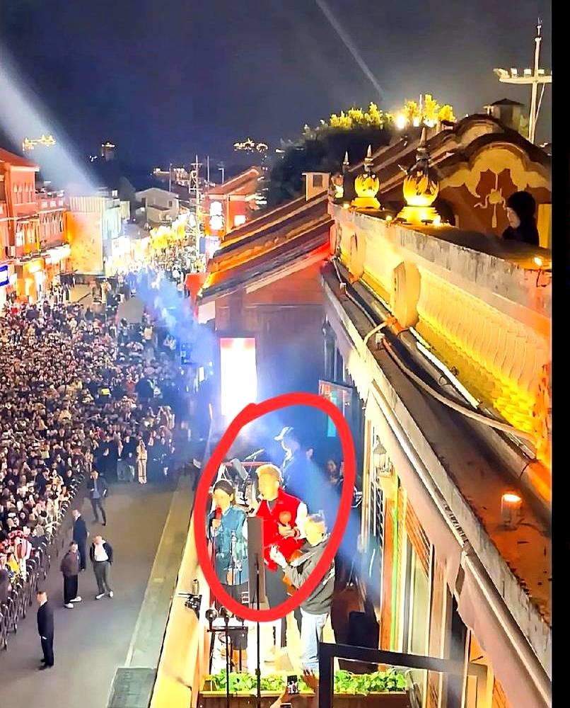 最贵的宣传，常常看起来像没宣传。
3月7日晚，泉州西街天台，本地乐队唱任贤齐的