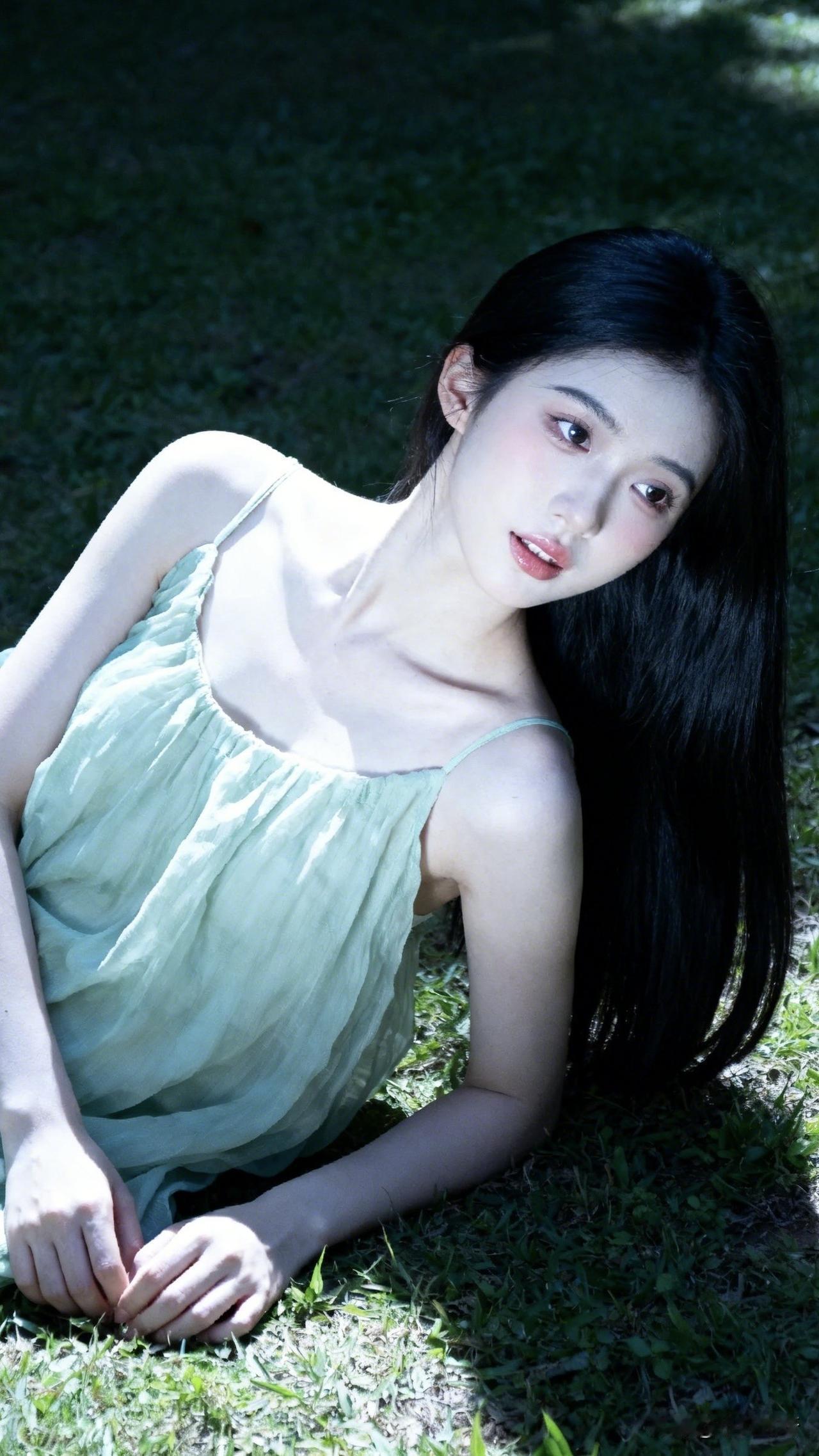 ：夏日的风一吹，谁能拒绝好看的小吊带呢？女生简约的纯色吊带，干净又清爽，青春带着