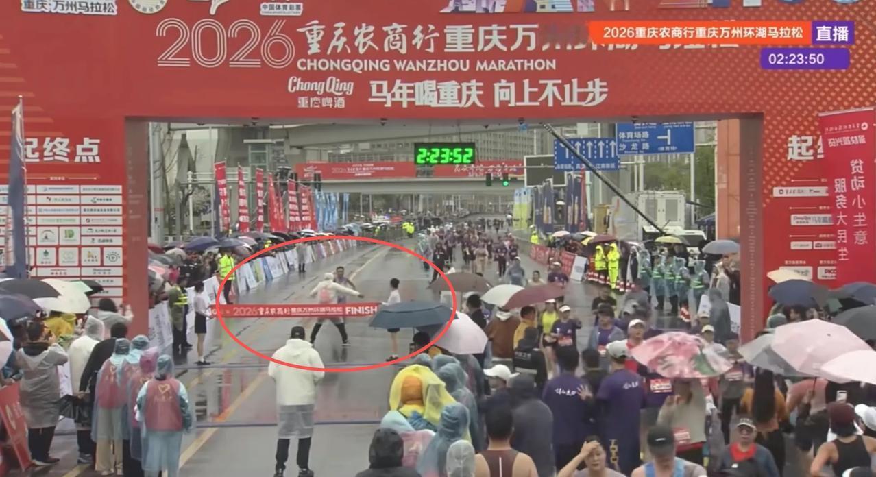 3月15号重庆万州环湖马拉松男子全马冠军盛雪李冲刺时，快到终点仅十米，计时成绩快
