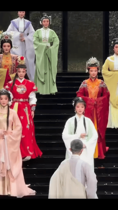 陈丽君五套服装演绎宝玉。在某文化活动中，她通过精心设计的五套服装，展现了贾宝玉不