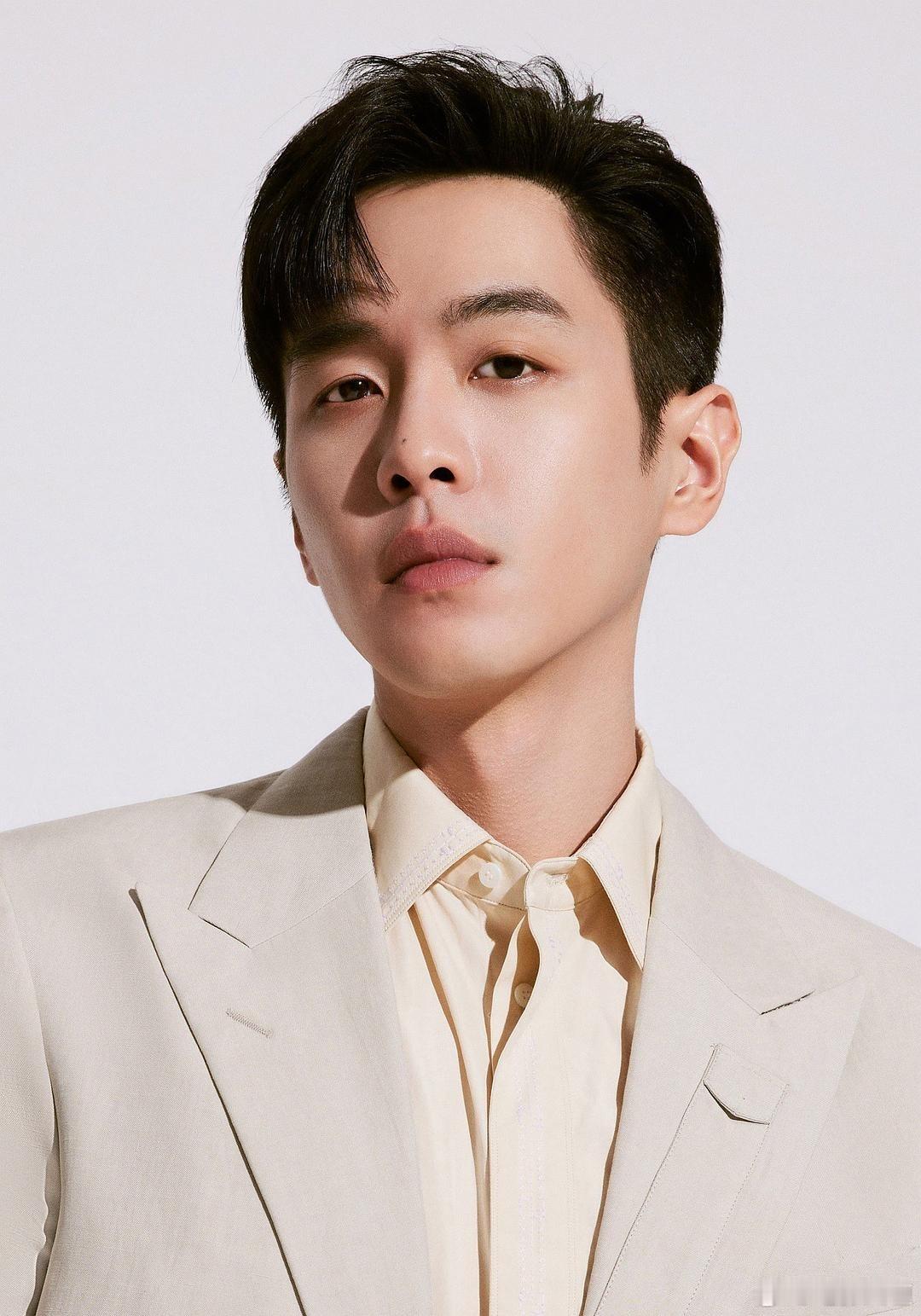 网传张若昀下个电影项目是尹丽川导演的《奔流到海》，徐峥监制。麦特，爱奇艺出品。简