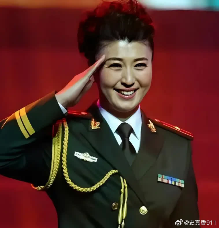 2010年，闫学晶的父亲查出肺癌晚期，身上插满续命管子，闫学晶把心一横，猛地拔下