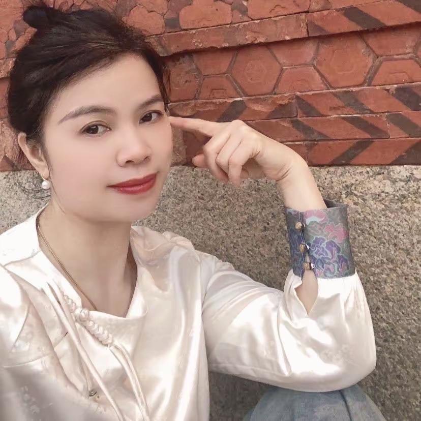 虽然上班的时候匆匆忙忙有点狼狈，但我不上班的时候还是漂亮的😂😂😂