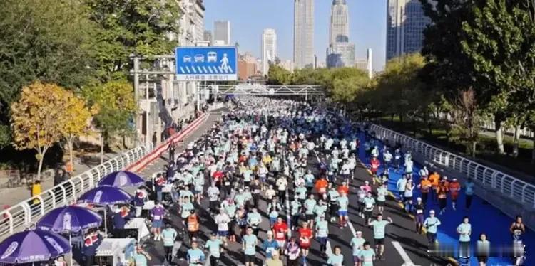今天的天津很嗨！很热闹！2024天津马拉松开跑，30000多名选手参赛。在各方面