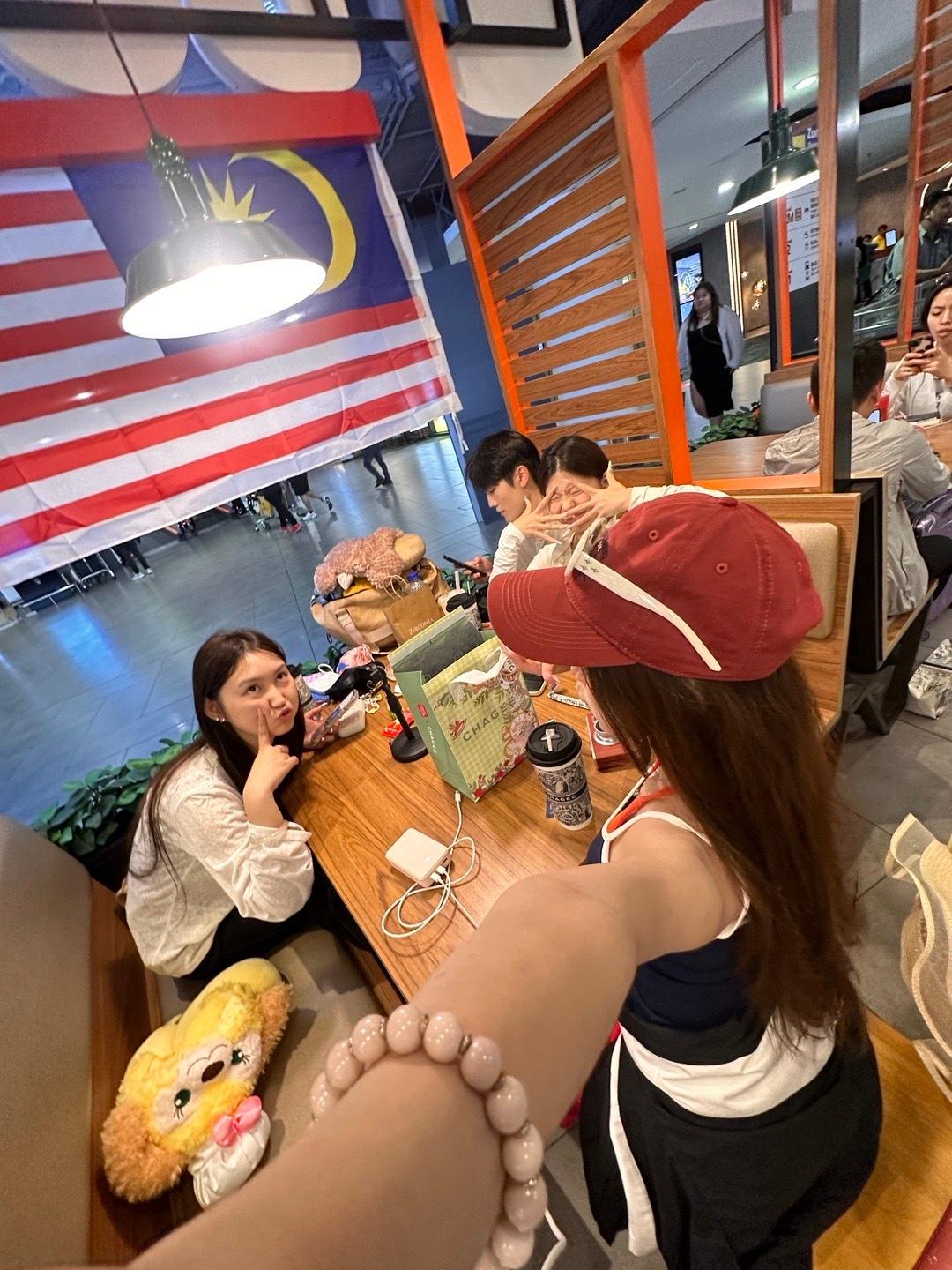 嘿嘿闺蜜们。我跟你们说。为什么没更新是因为我们昨天真的超级赶。简直特种兵。晚上一