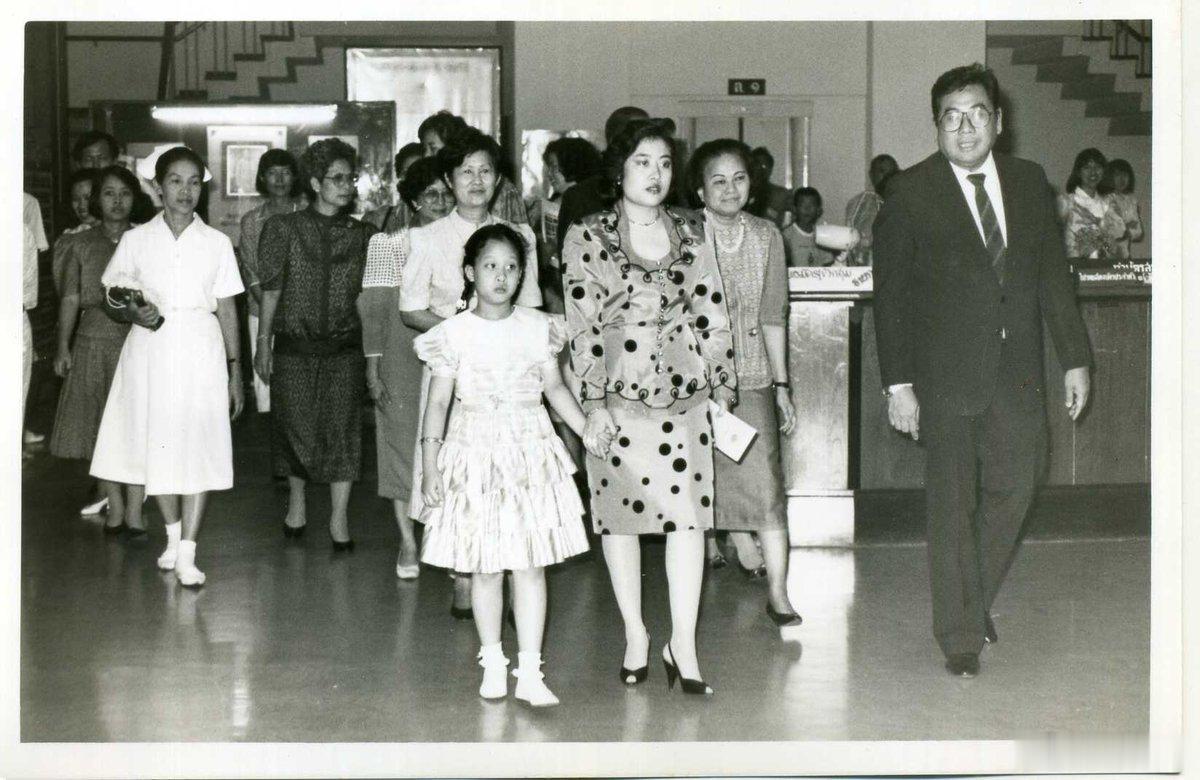 泰国王室 🇹🇭回忆篇：泰国国家图书馆发布1988年4月1日，帕查拉公主和母亲