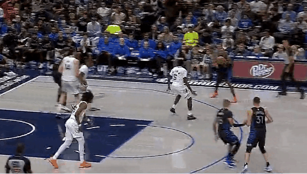 佛祖显灵！今天克莱投得贼准！
在今天NBA常规赛独行侠对阵灰熊的比赛的第二节中，