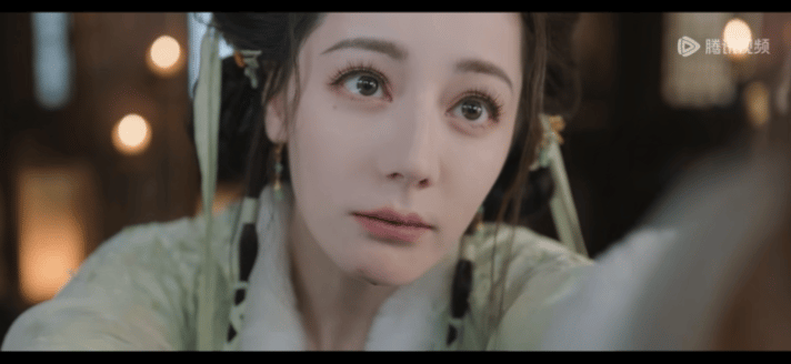 陈飞宇公主抱热巴陈飞宇被迪丽热巴喷了一脸药原著里摸头骨是为了干啥呀，热巴借着擦药