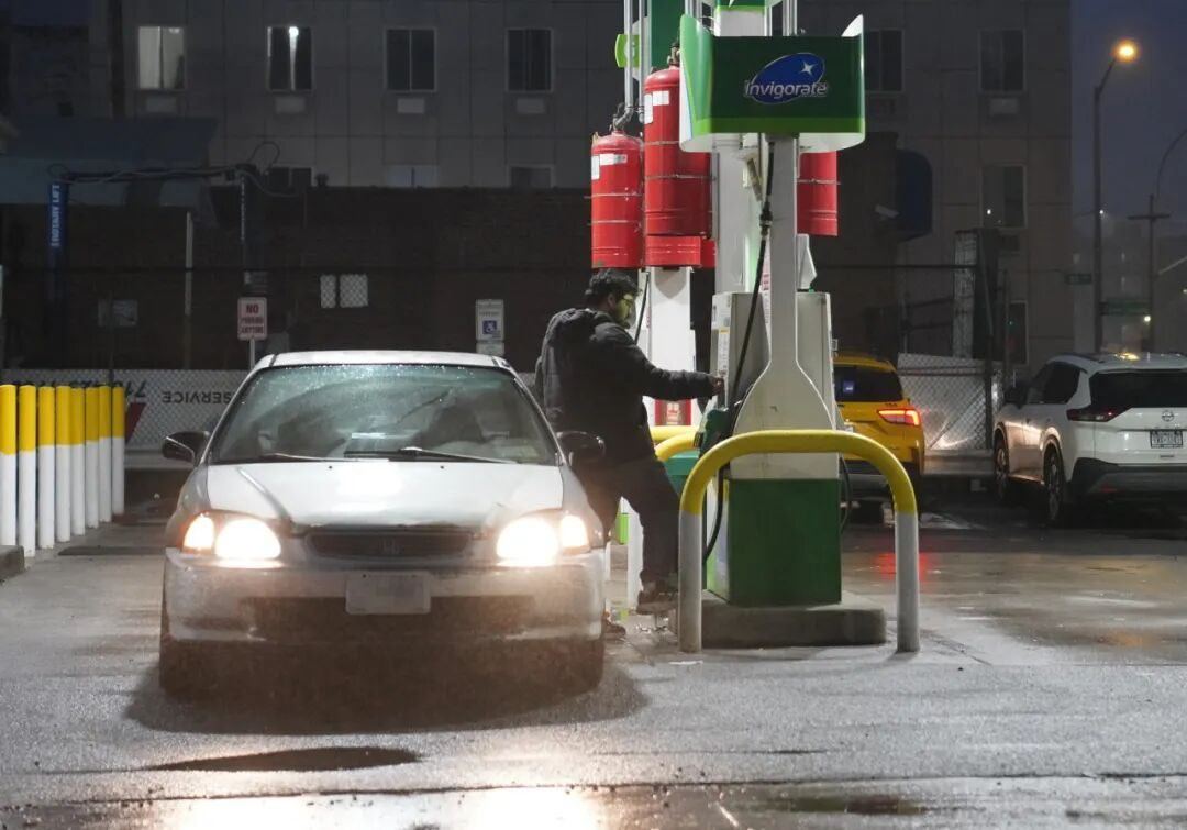 国际油价6日继续上涨。当天收盘时，纽约商品交易所4月交货的轻质原油期货价格比前一