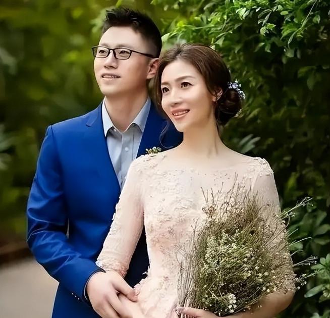 女排幕后核心教练袁灵犀，早年与功勋主攻李娟相恋，和平分开后和同期队友魏秋月走到一