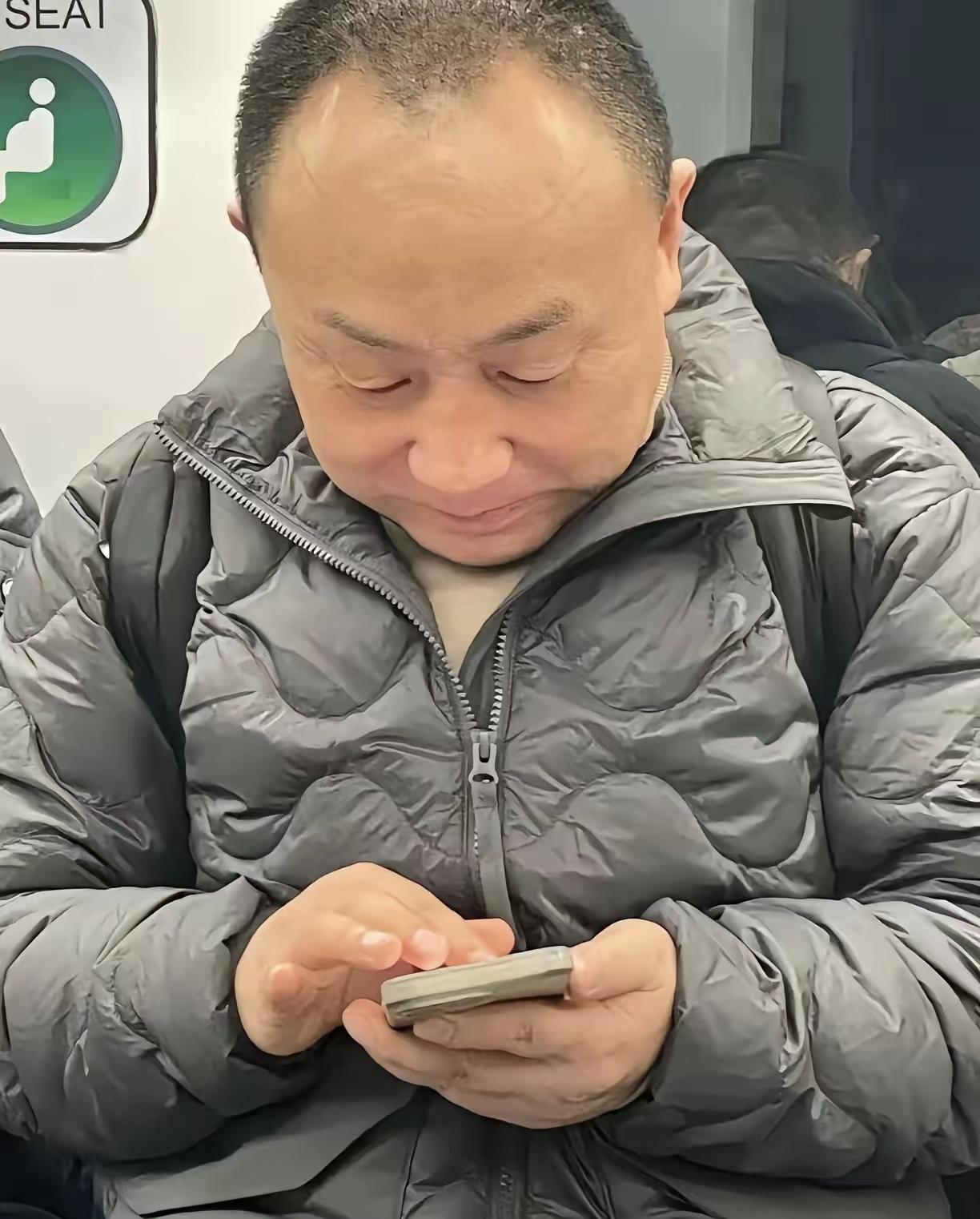 严鹏的朋友发出来他一家全家福。他和妻子有一个女儿，女儿长得很像妈妈。一家三口都非