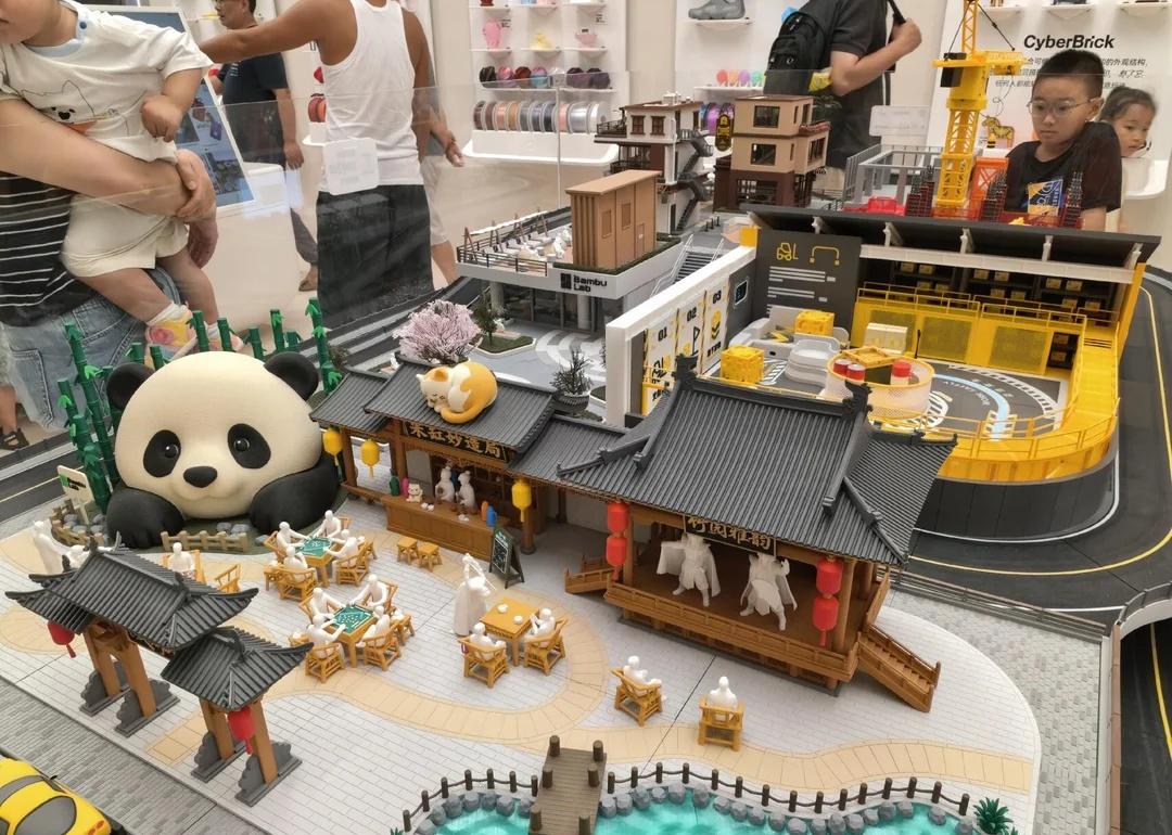 成都万象城有拓竹旗舰店了
听说是全国最大的旗舰店了，展品非常丰富，感叹科技发展之