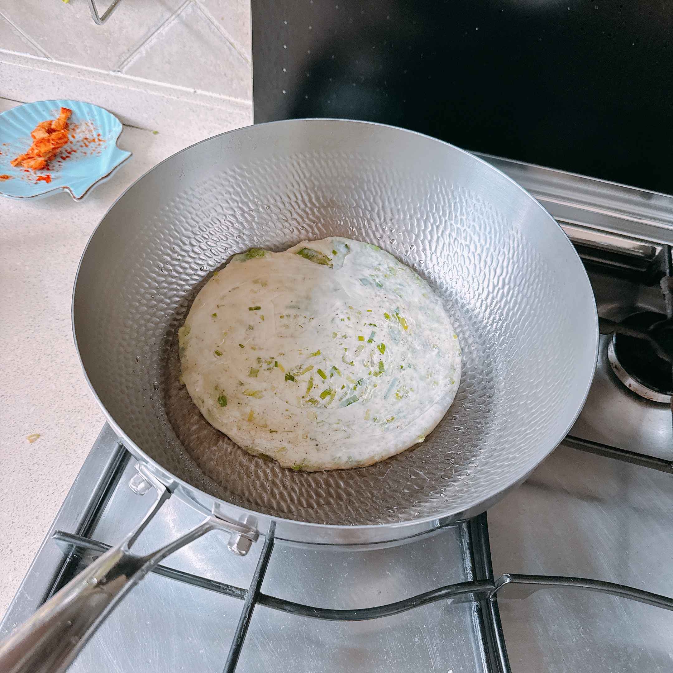 刚刚我妈在那边包大包子烙油饼我抱着大🥣去看大绾看得目不转睛的姥爷：大碗好好看，