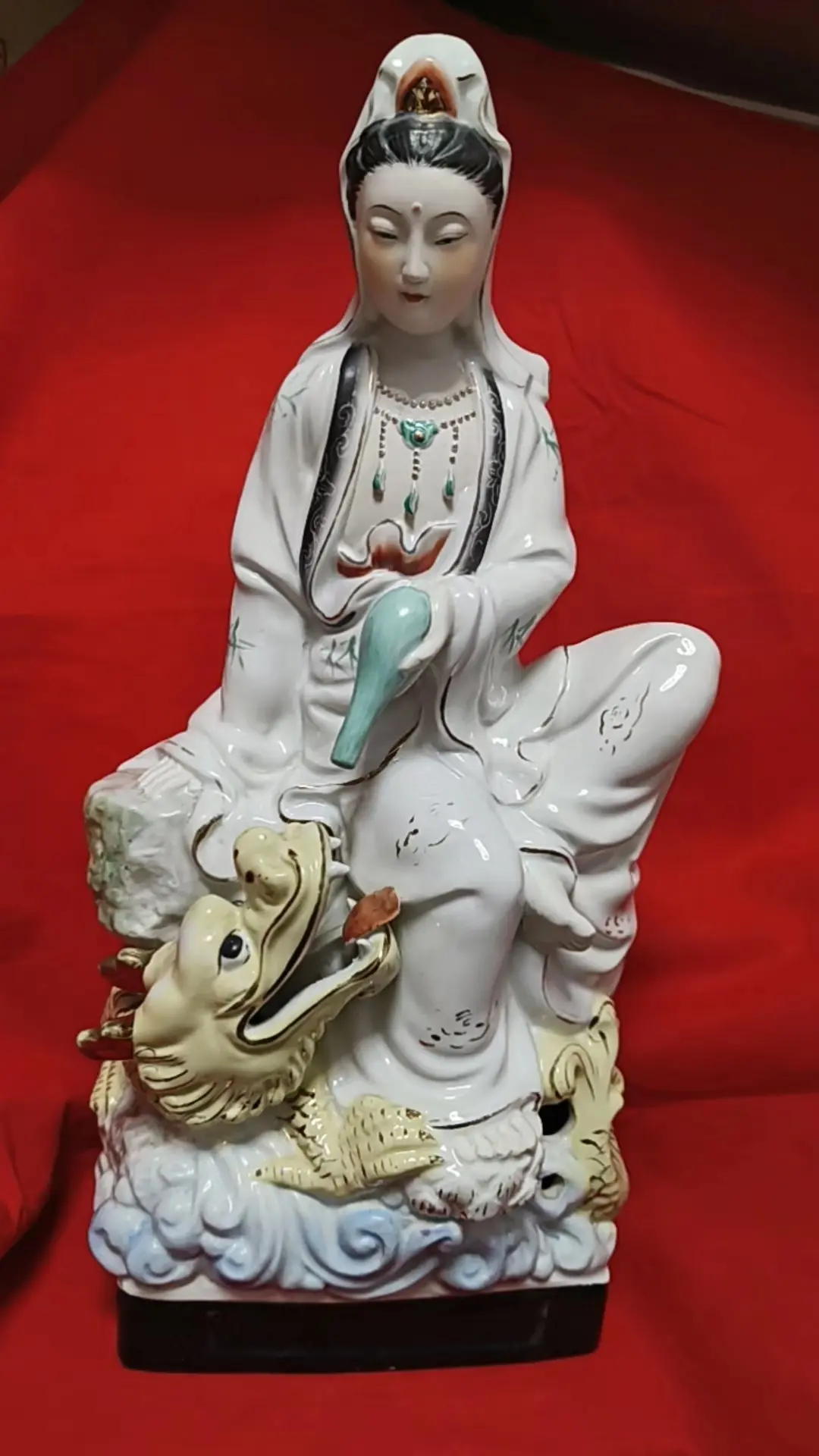 玉瓶垂露洒清欢， 龙驭祥云护宝坛。 一片慈心昭日月， 满堂瑞气保平安。