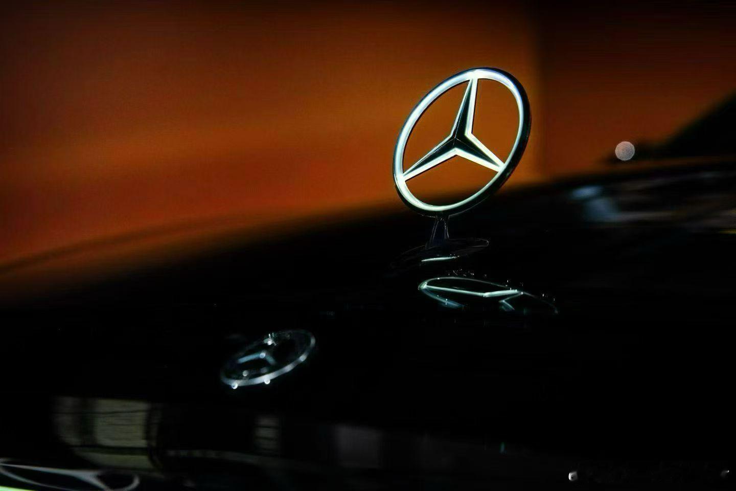 不得不说，无论新款还是现款，黑色彰显的沉稳与S-Class的大气最匹配，银色或其