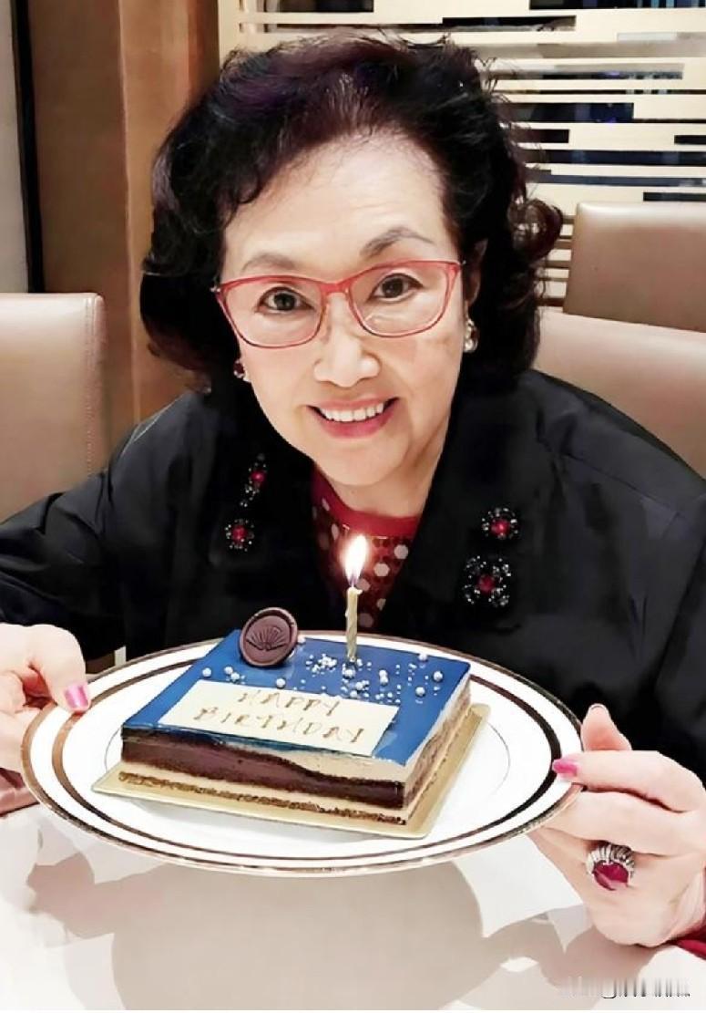 23岁爆红，31岁退隐，71岁守寡，93岁离世。
葛兰这一生，从万人追捧到低调无