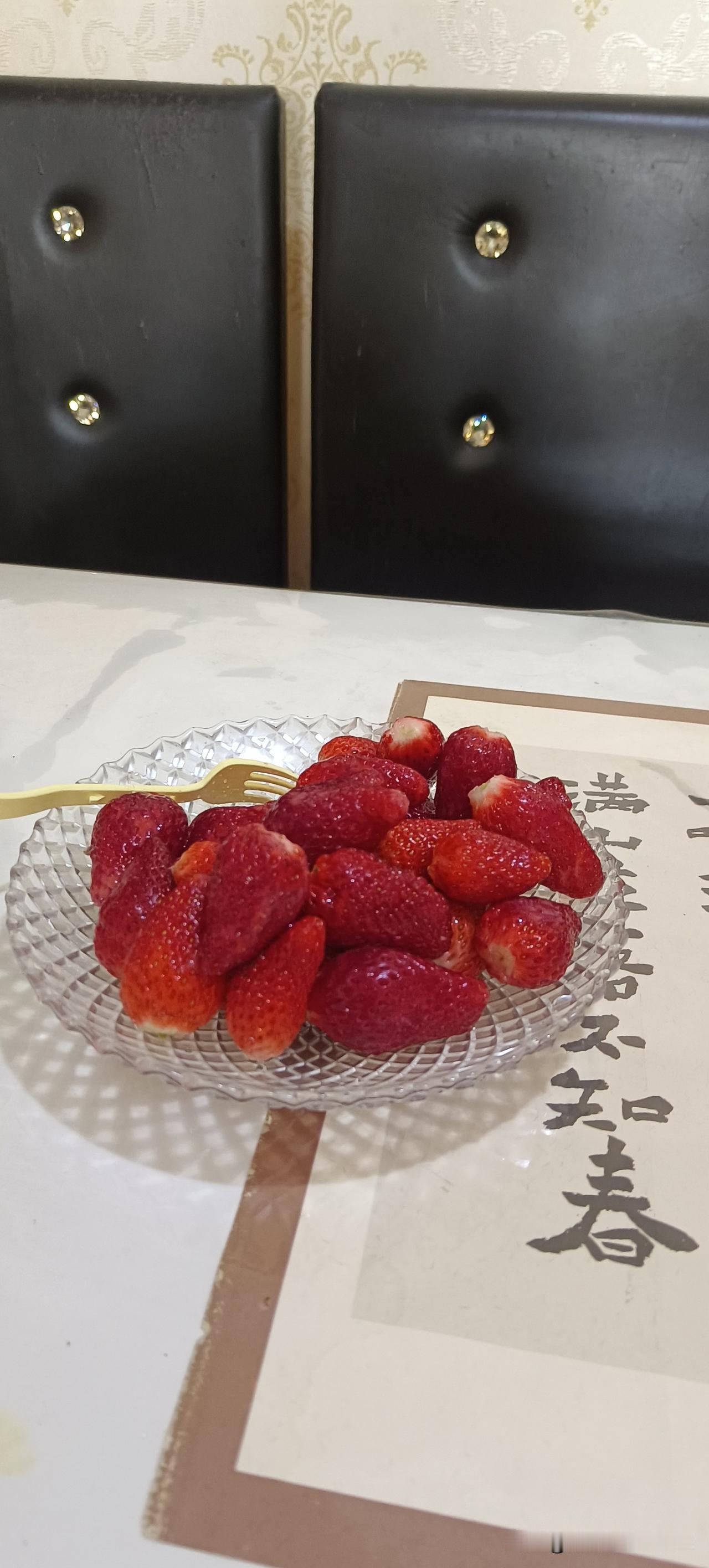 糖尿病人能吃草莓，现在是草莓大下的季节，可便宜了，抓紧时间买来吃吧，吃完没有任何