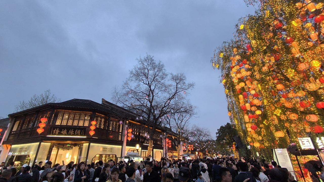 今晚去跑三公里，等夜幕降临，我换上旧跑鞋，直奔家附近的老公园。刚起跑时，身体很抗