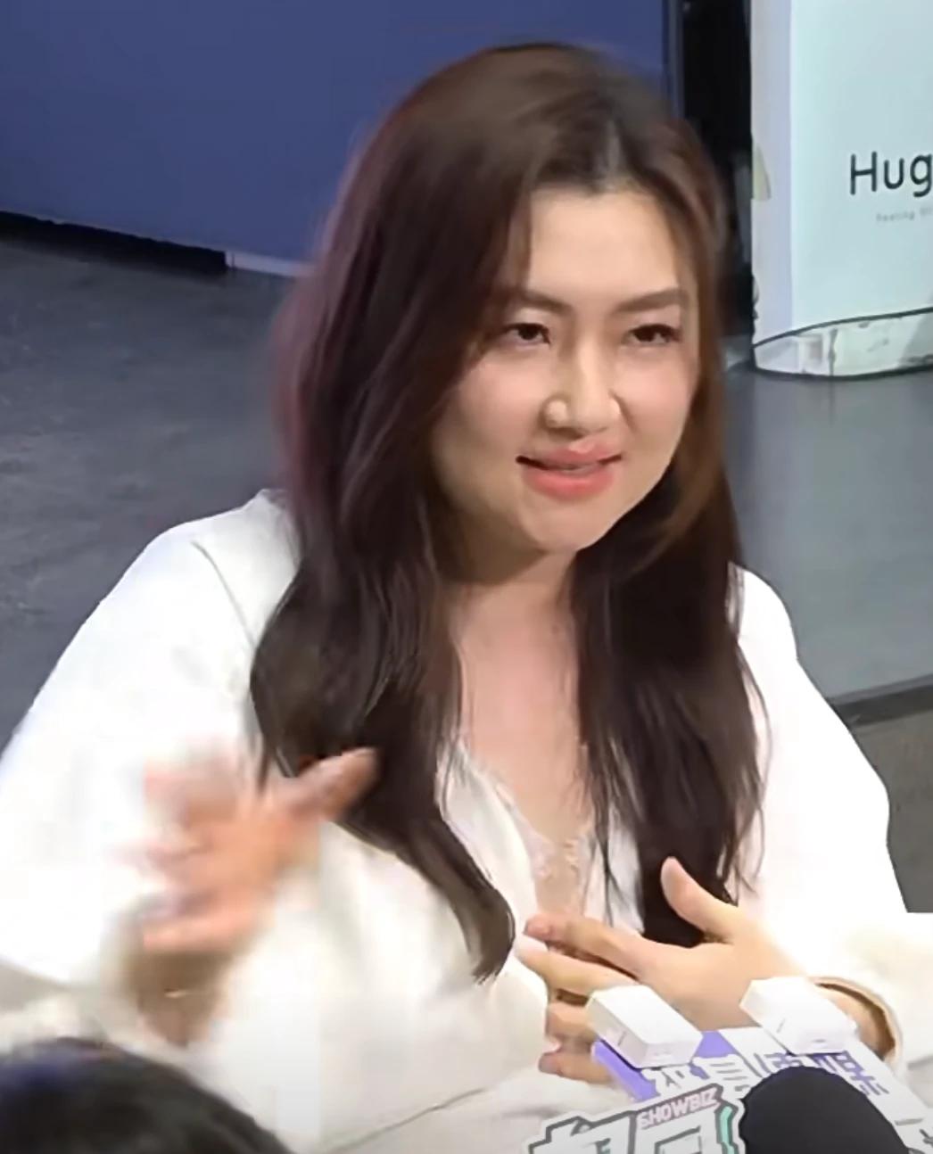 任家萱亮相专访活动
现在的任家萱发福了好多
以前在组合里是最甜美的颜值担当
现在