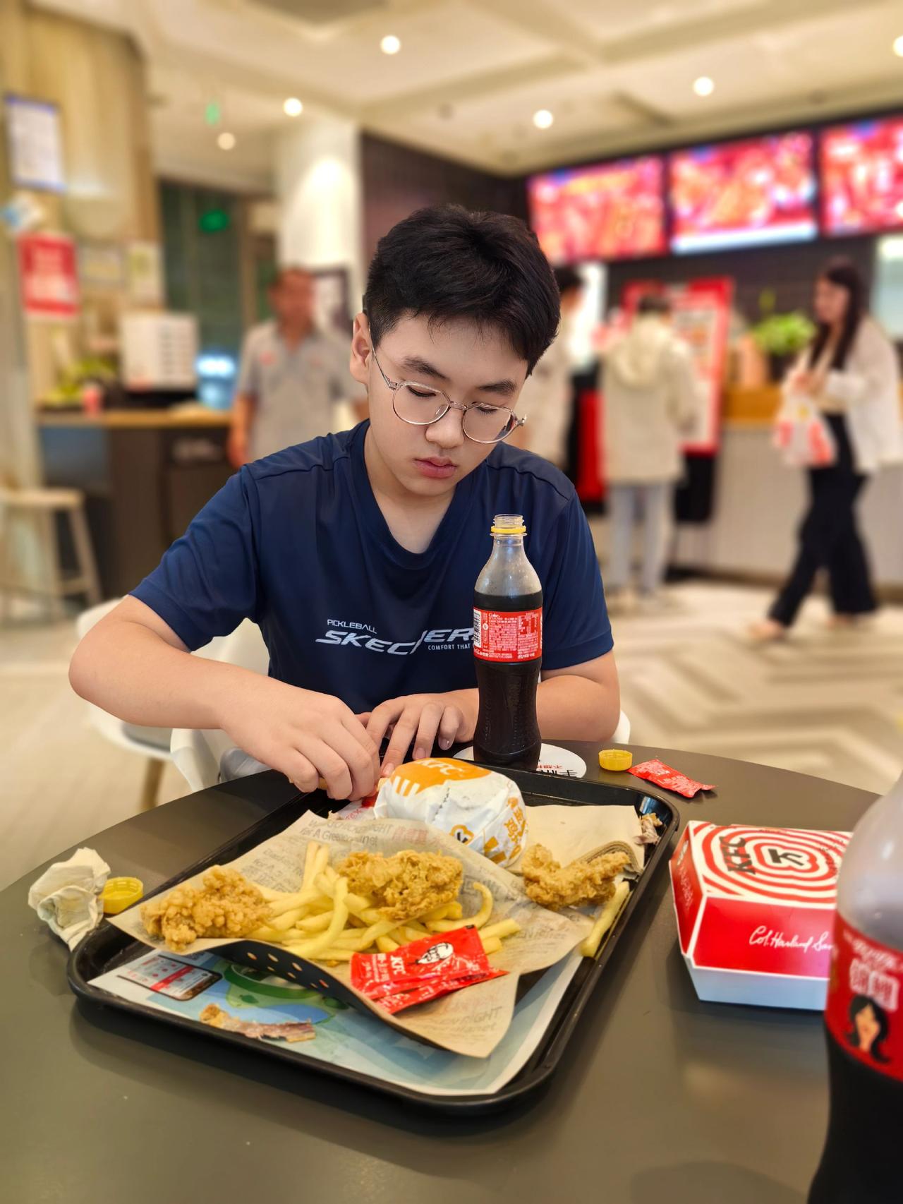 临近期末，被老师约谈这事，多少带点 “刺激”，在家一堆唐僧念经，不如老爹带你理个