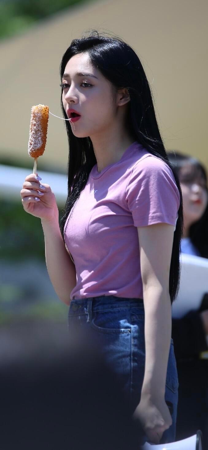 周洁琼吃芝士热狗也太有氛围感了吧 