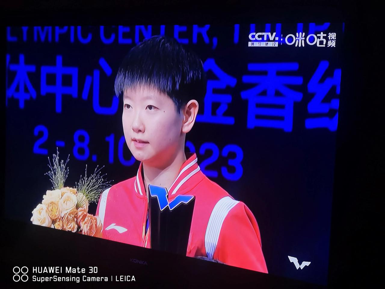 冠军颁奖莎莎大梦表情平静
      享受比赛才是王者最好的体验
       
