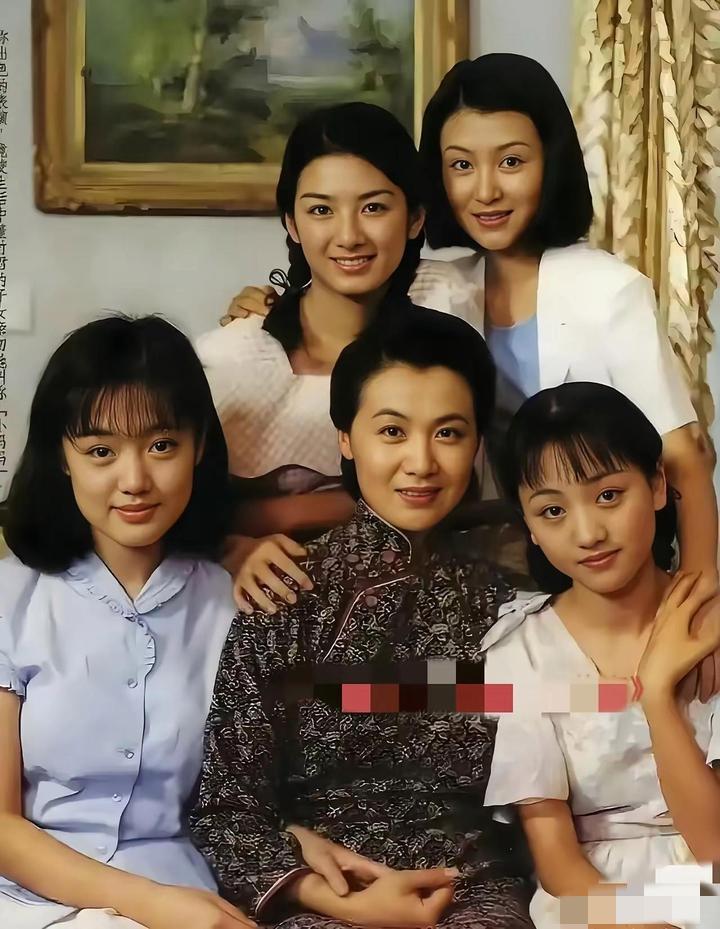 五姝同框：我一眼就认出了柔发覆额、双瞳剪水的杨蓉；龙眉凤目、气质清甜的李媛媛；乌