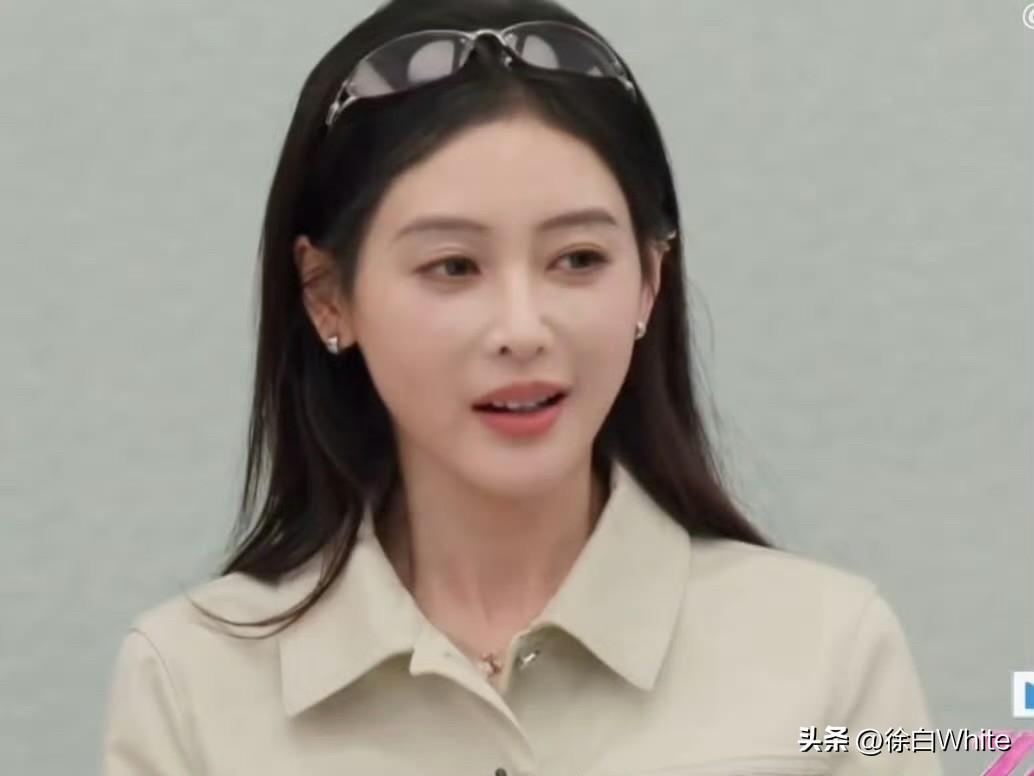 4月2日，张天爱怎么会想不开去动脸？
今天浪姐直播，张天爱现身接受采访，网友大为