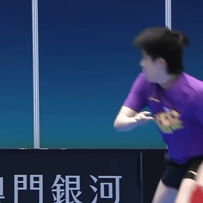 王楚钦球拉手上，痛的小脸都变形了，
坐在球桌上，等待比赛开始。

4.3日，澳门