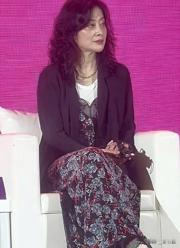 50岁梅婷在网友的镜头下感觉老了10岁，像换了个人，有种自然老去的岁月韵味。
