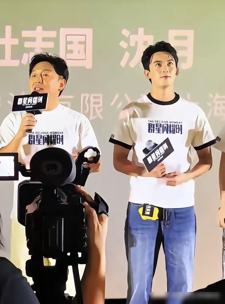 黄渤，过气了？
问他怕不怕老，他摆摆手。
2024年，他说焦虑没用。2025
