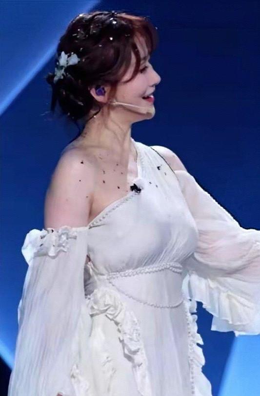 50岁，她拒绝认老，靠三个动作重塑沙漏身材。
陈紫函刚透露，逆龄的关键不是医美，