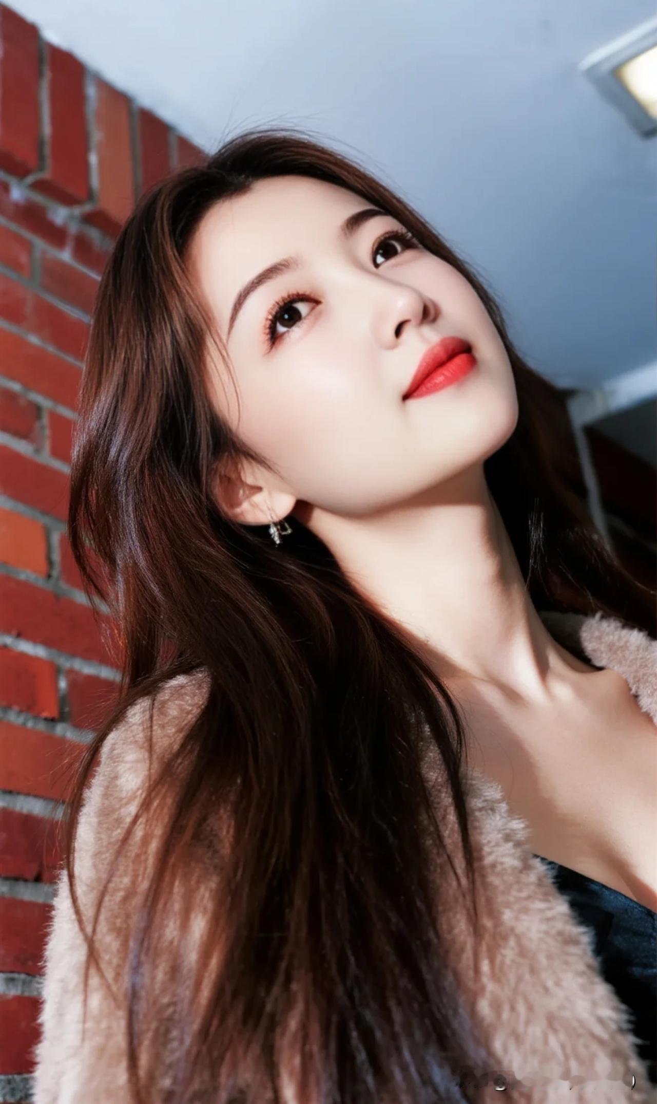 为什么男人退休后喜欢独自饮酒？
好男人会拒绝无聊的聚餐，
晚上自己倒上二三两小酒