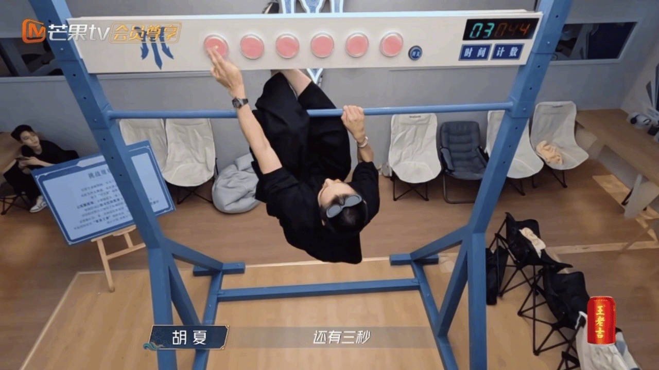 李承铉40岁的年纪20岁的身体 谁不为之惊叹！李承铉挑战装置超绝，倒挂单杠行云流