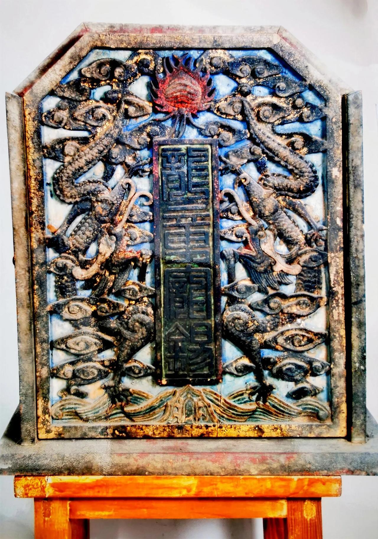 近300年前的盒子，盛放乾隆御赐的东西
这是伊滨区一位农家收藏的一个宝贝。
是一