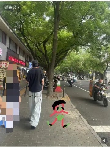 北京偶遇刘宇宁热点现场摩登兄弟[超话]我把我➕上了，也算是与宁哥同行了。[舔屏]