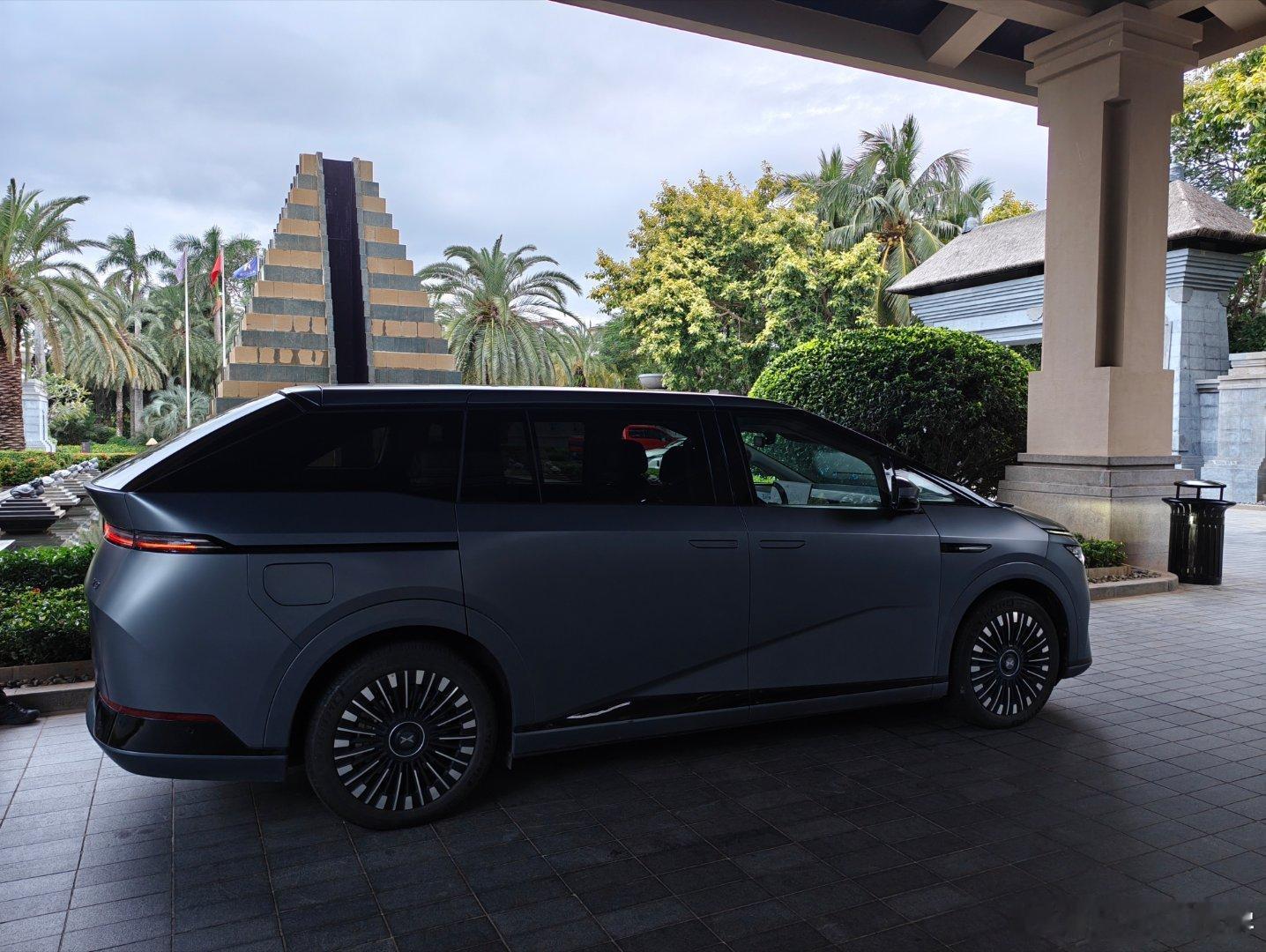 还有多少车企送机还是用gl8这种车，鹏鹏连送机都用的是自家X9纯电版，有心了！X