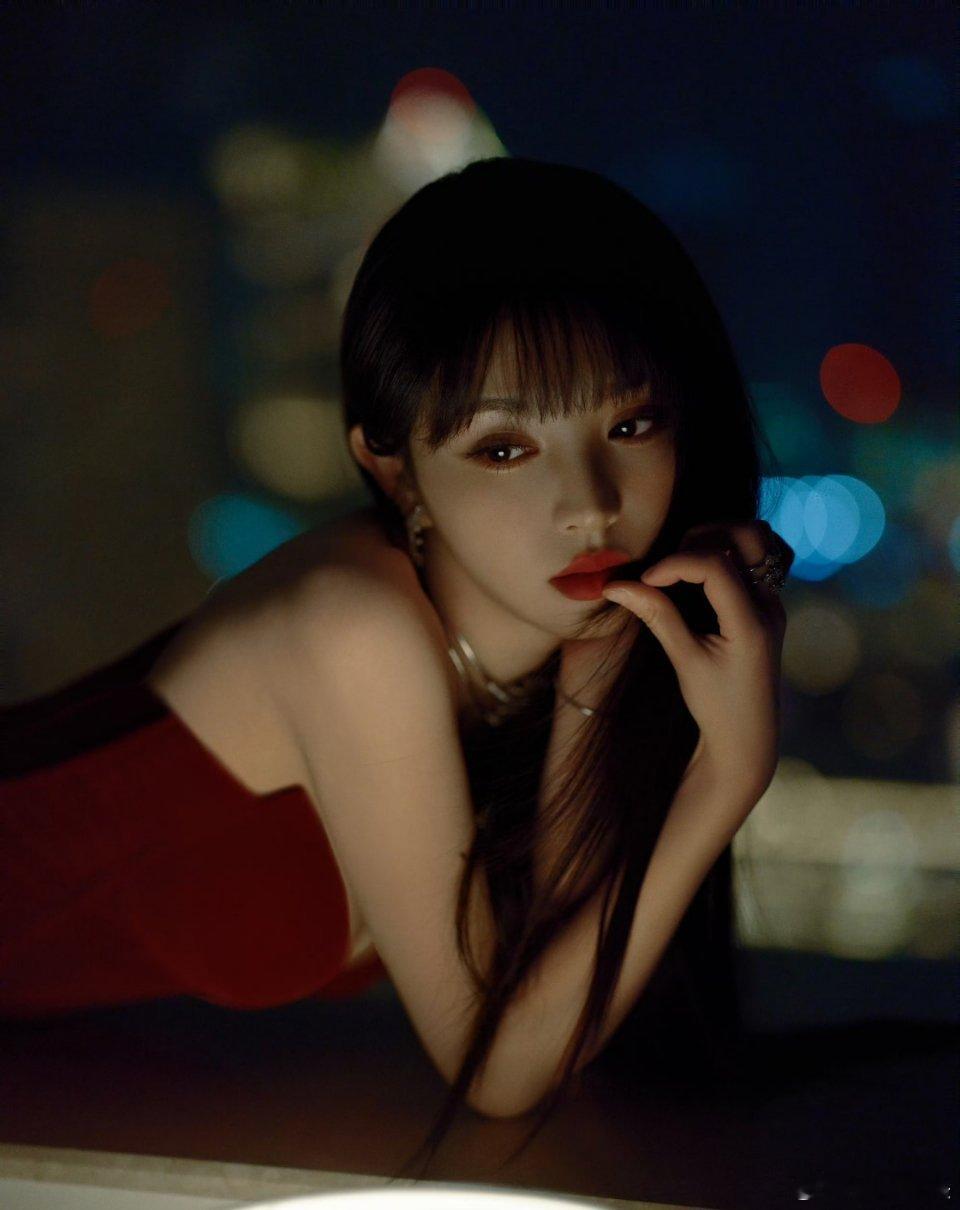 田曦薇[超话] 有一种自家女儿长大了的感觉[泪]酒红色的鱼尾裙显得成熟又妩媚，为