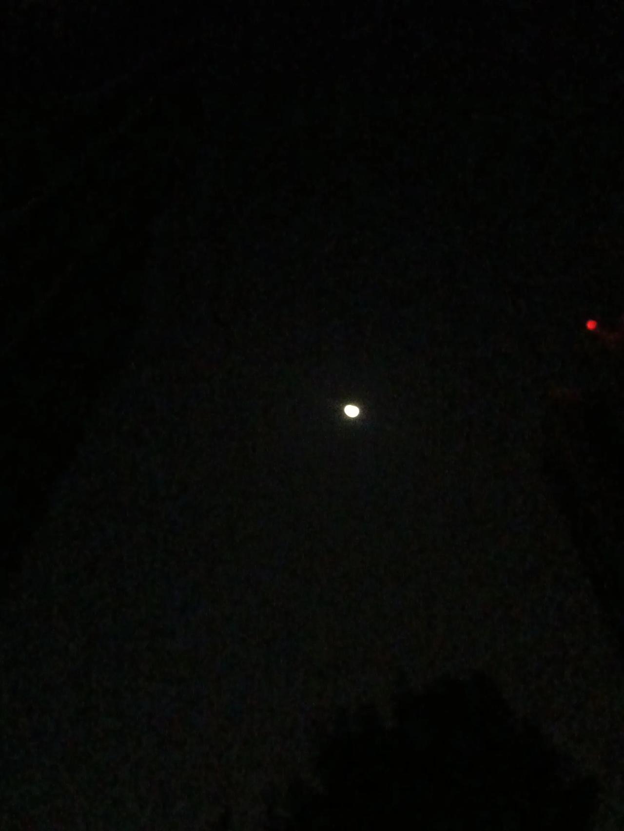 繁星点点，一轮皓月，千家共赏