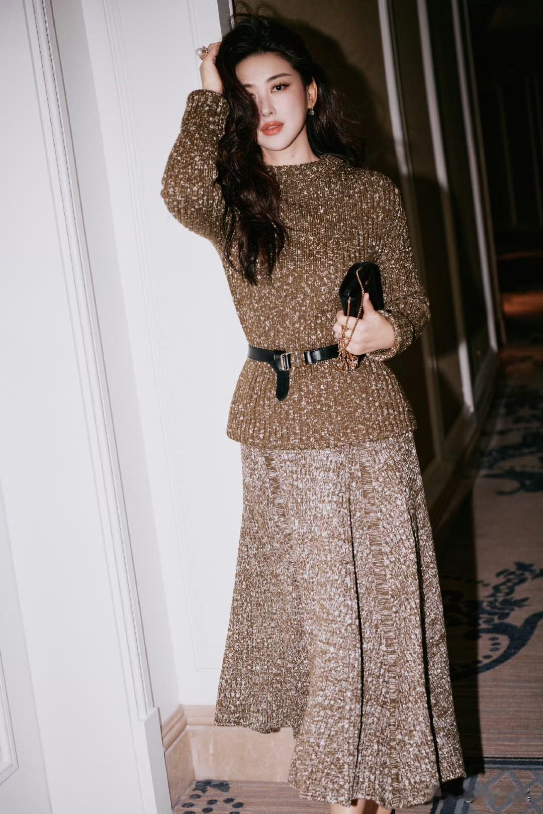 头条创作训练营 朱珠的冬日穿搭风格大片韵味十足，真的太有借鉴意义了！秋冬选大衣，