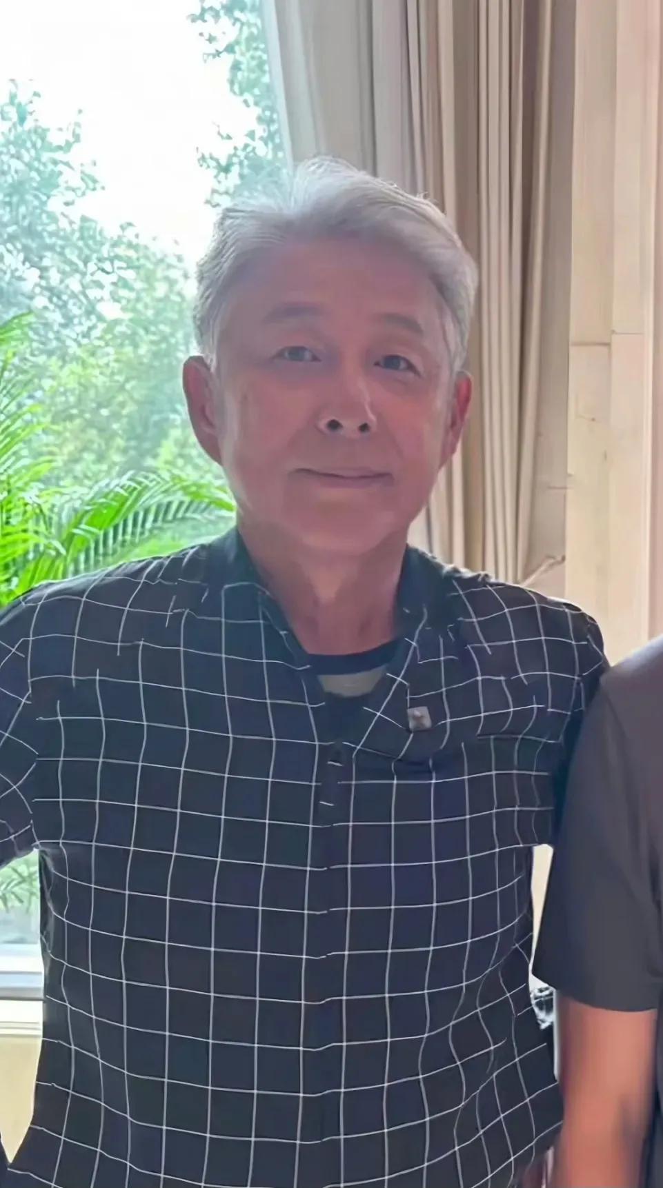 70岁的陈道明出现在央视的镜头前，引发了观众们对时光流逝的深深感慨。他身着一件简
